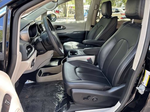 Used 2024 Chrysler Pacifica Touring-L FWD image 24