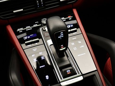 Used 2023 Porsche Cayenne image 33