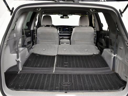 Used 2019 Toyota Highlander LE image 26