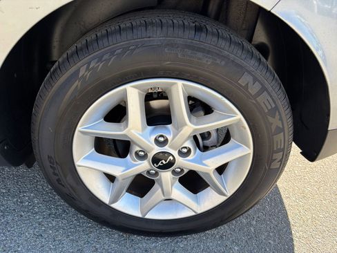 Used 2025 Kia Soul LX w/ LX Technology Package FWD image 28
