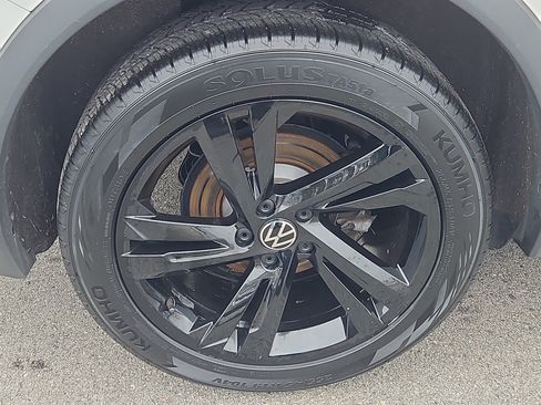Certified 2024 Volkswagen Tiguan SE R-Line image 29