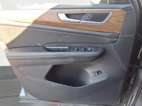 Used 2024 Volkswagen Atlas SE image 16