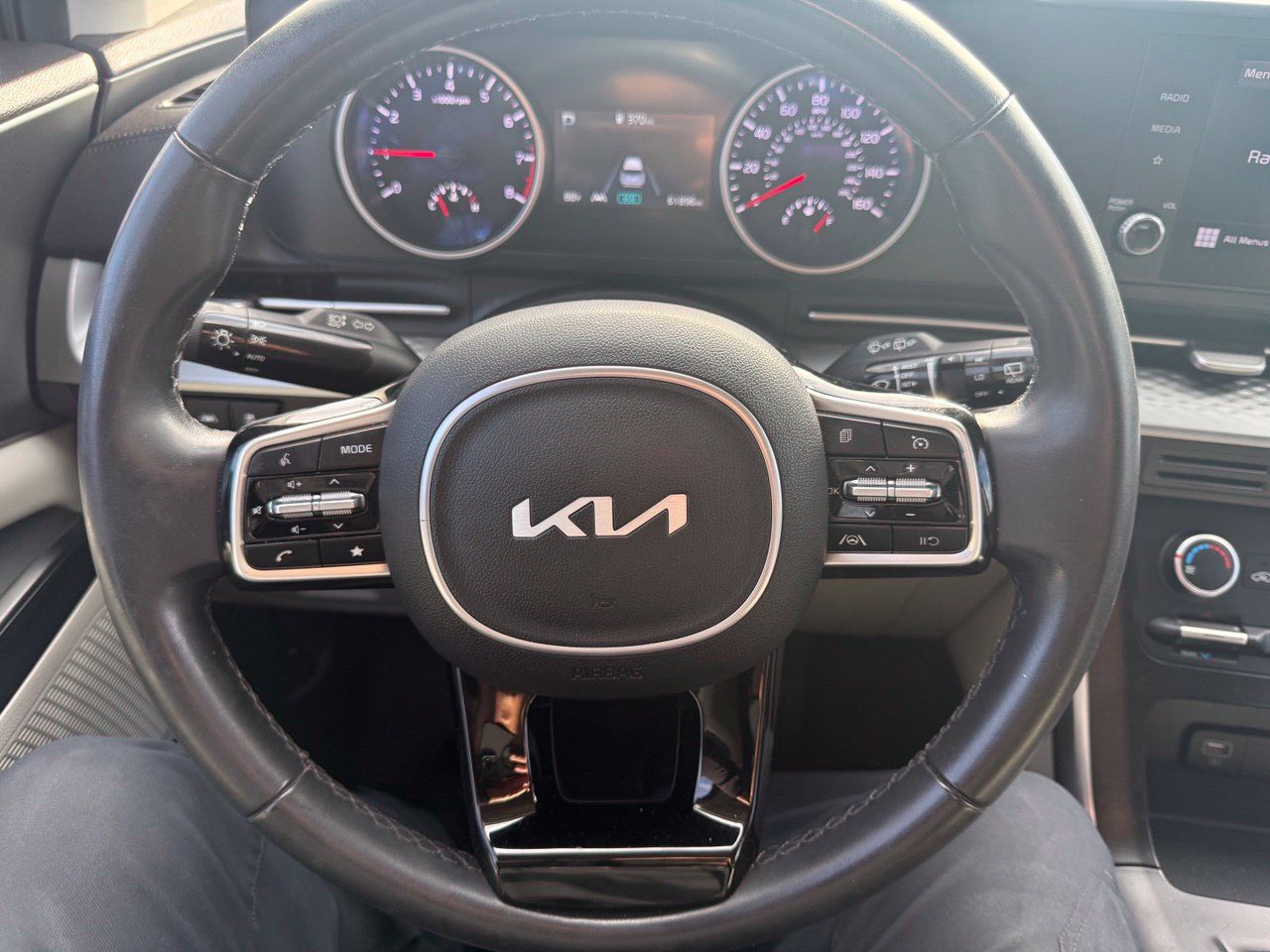 Used 2022 Kia Carnival LX FWD image 19