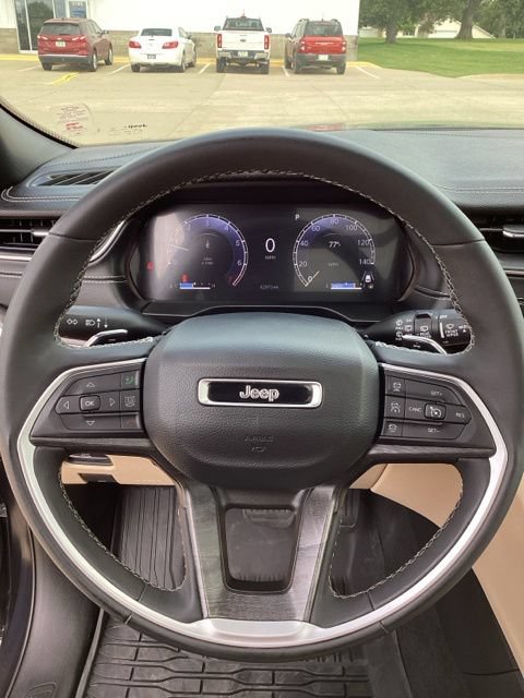 Used 2024 Jeep Grand Cherokee Limited AWD/4WD image 12