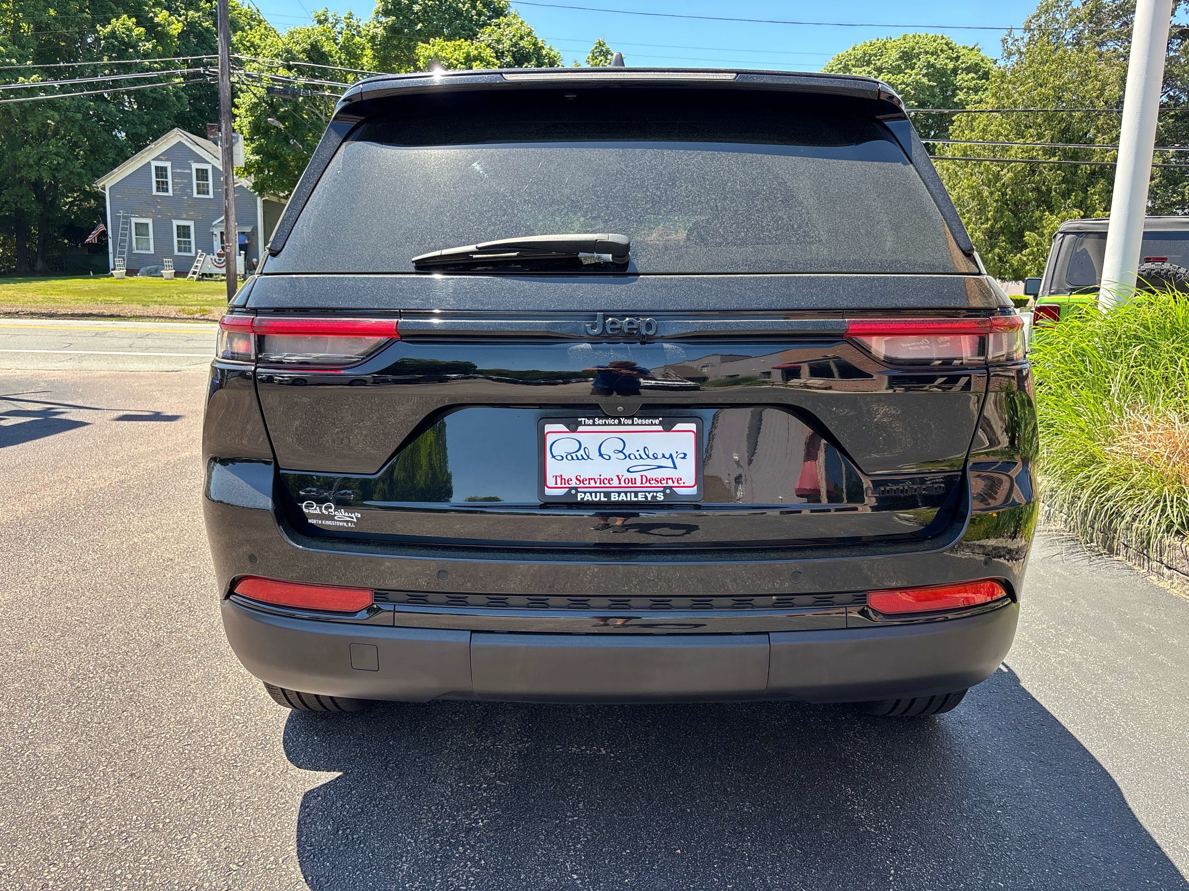 Used 2023 Jeep Grand Cherokee Limited w/ Black Appearance Package AWD/4WD image 5