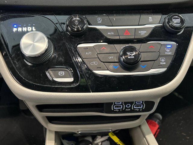 Used 2022 Chrysler Voyager LX FWD image 9