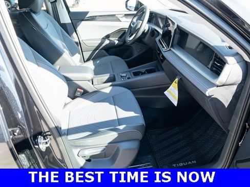 New 2025 Volkswagen Tiguan SE image 40
