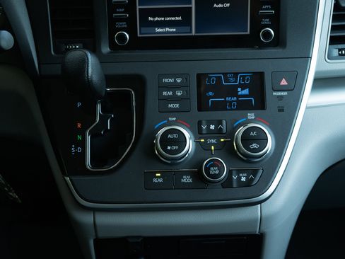 Used 2020 Toyota Sienna L image 27