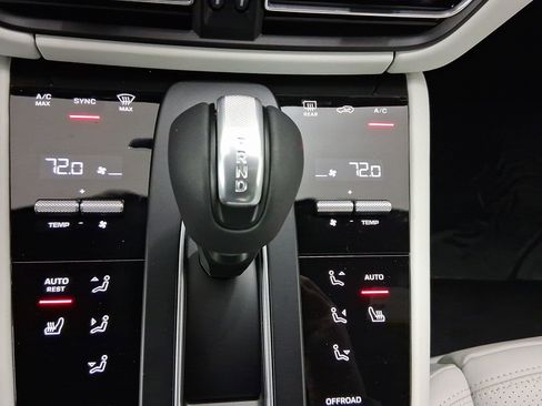 Used 2026 Porsche Macan AWD/4WD image 24
