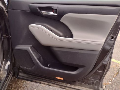 Used 2021 Toyota Highlander XLE image 19