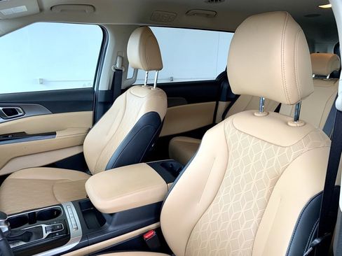 Used 2024 Kia Carnival LX image 12