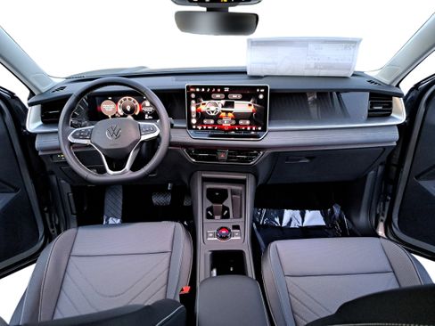 New 2026 Volkswagen Tiguan SE FWD image 9