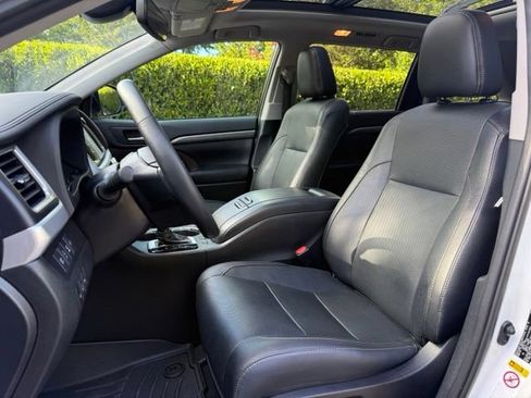 Used 2019 Toyota Highlander Limited Platinum AWD/4WD image 10