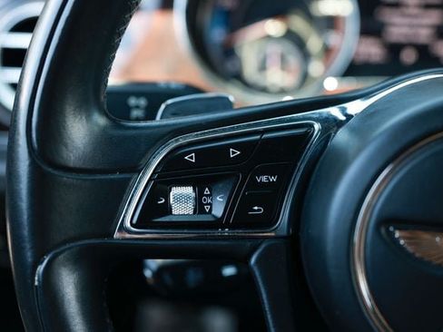 Used 2018 Bentley Bentayga AWD/4WD image 35