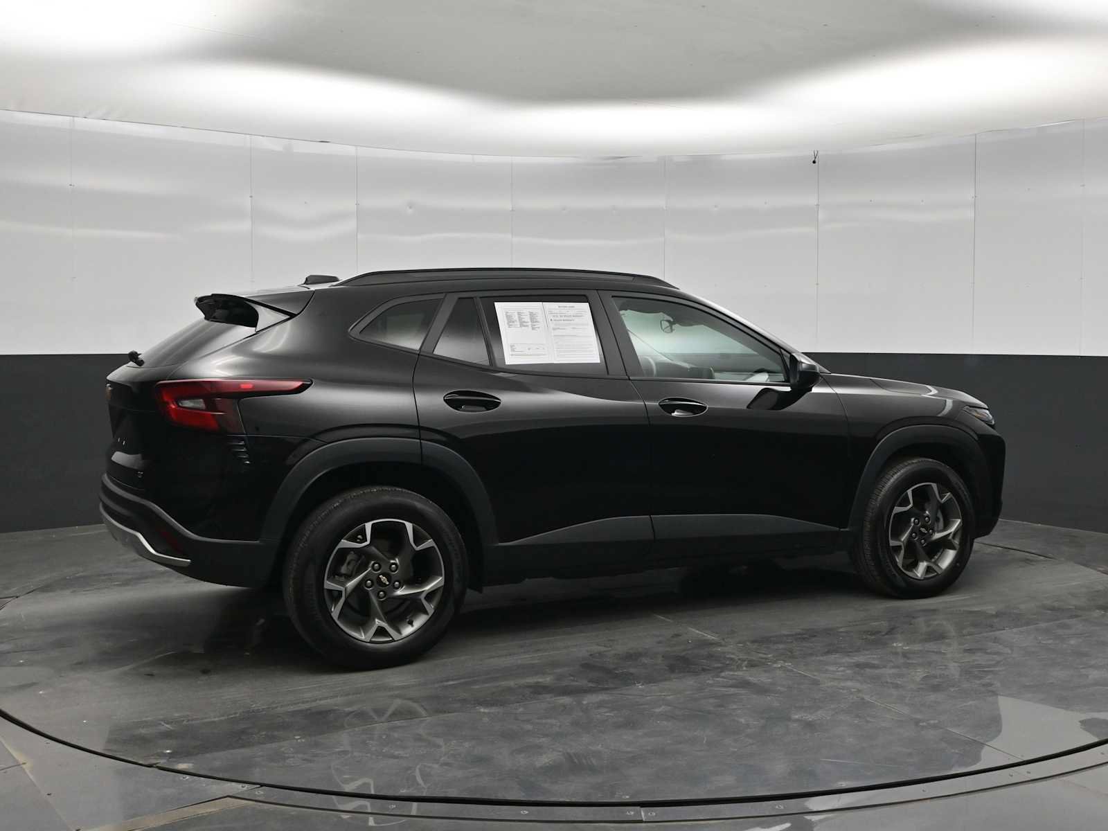 Used 2025 Chevrolet Trax LT FWD image 8