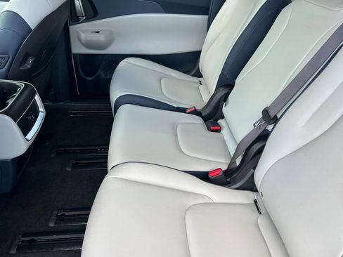 Used 2026 Kia Carnival EX image 13