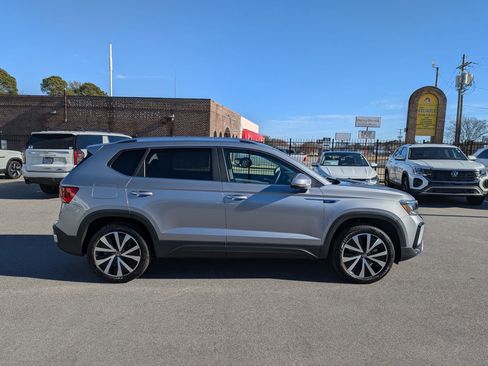 Used 2023 Volkswagen Taos SE w/ Panoramic Sunroof Package image 2