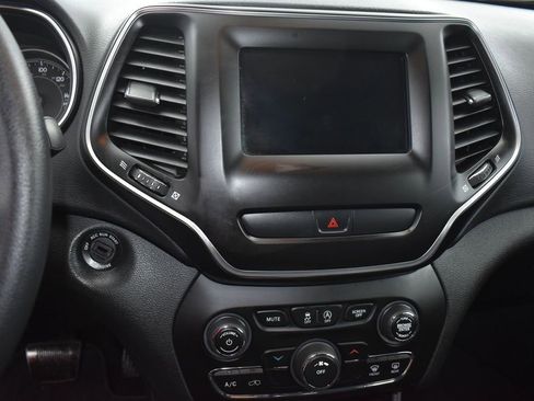 Used 2019 Jeep Cherokee Latitude w/ Popular Appearance Group FWD image 11