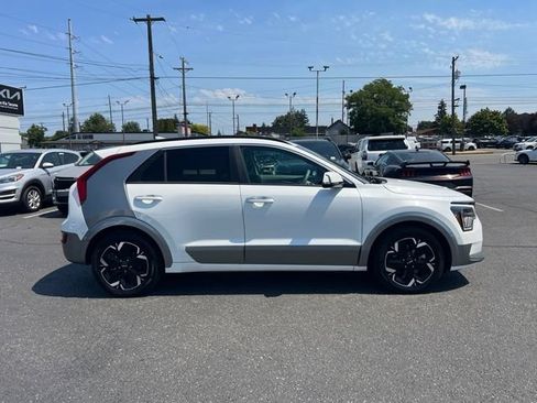 Used 2023 Kia Niro Wave w/ Wave Preserve Package FWD image 7