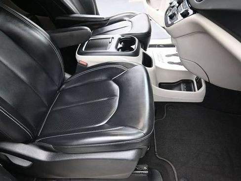 Used 2023 Chrysler Pacifica Touring-L FWD image 26