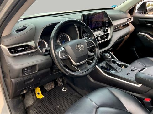 Used 2023 Toyota Highlander XLE AWD/4WD image 18