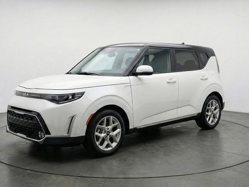 Used 2025 Kia Soul LX w/ LX Technology Package FWD image 3