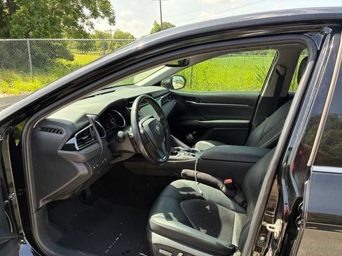 Used 2020 Toyota Camry XSE FWD image 5