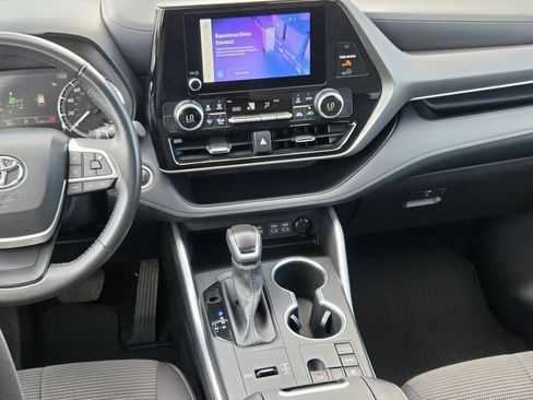 Used 2025 Toyota Highlander LE FWD image 16