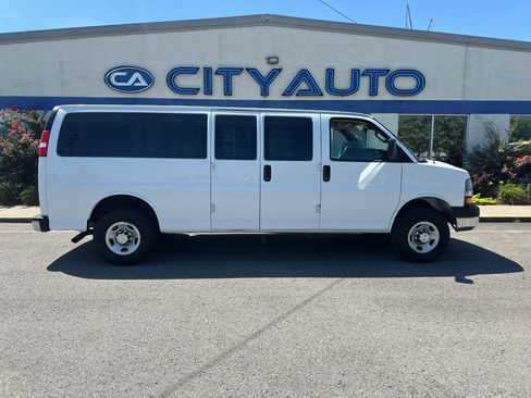 Used 2020 Chevrolet Express 3500 LT w/ LT Preferred Equipment Group RWD image 3