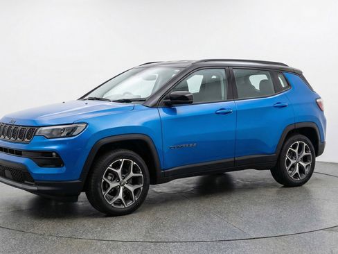 Used 2025 Jeep Compass Limited AWD/4WD image 3