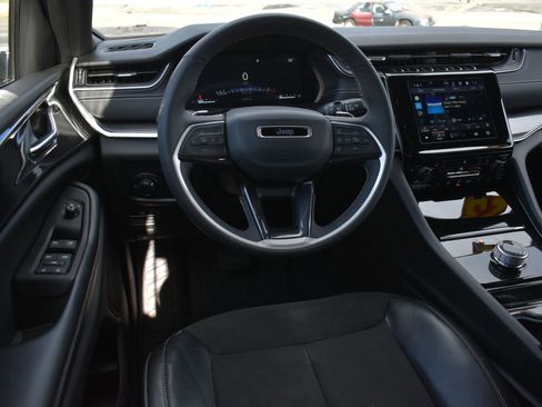 Used 2023 Jeep Grand Cherokee Altitude image 17