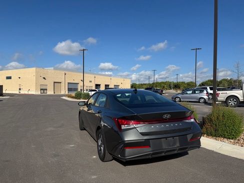 Used 2024 Hyundai Elantra SEL FWD image 6
