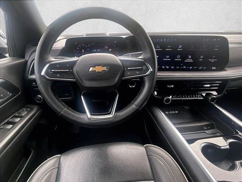 Used 2025 Chevrolet Suburban Premier RWD image 7