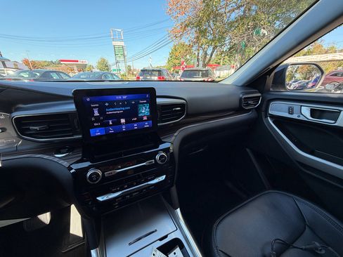 Used 2024 Ford Explorer Limited image 9