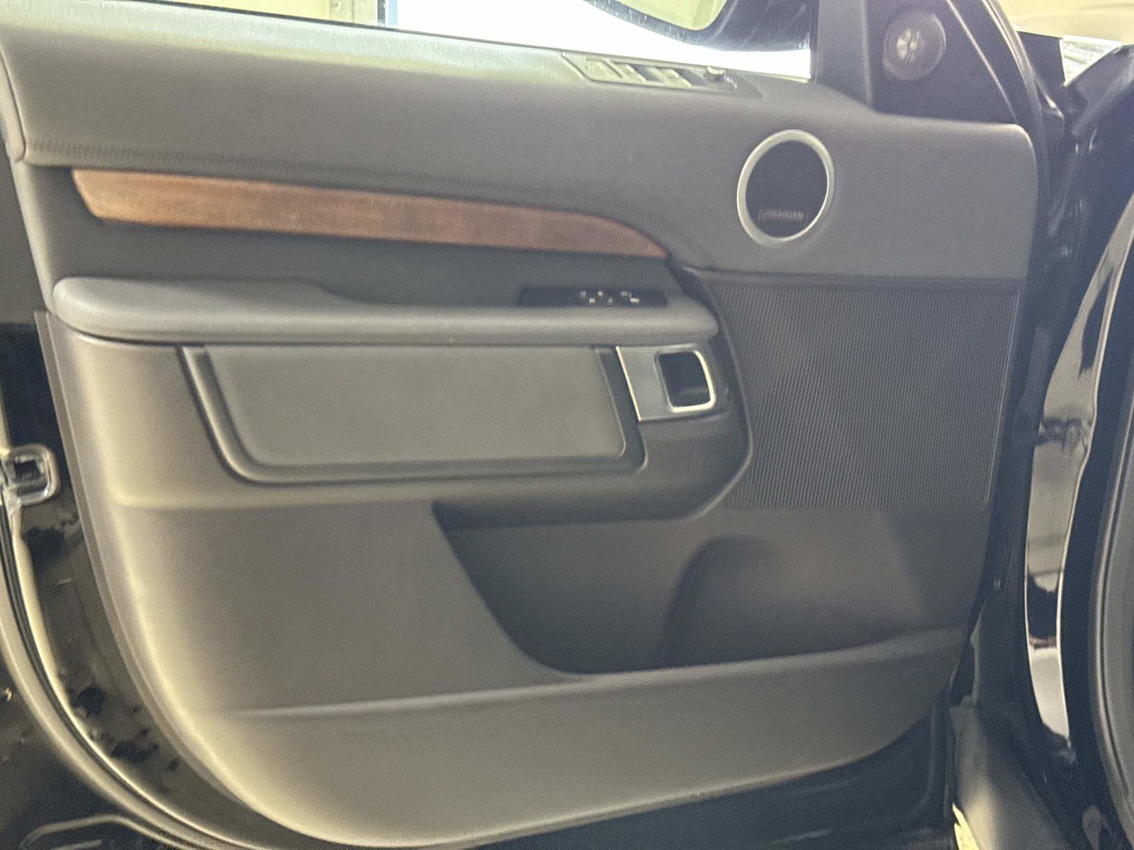Used 2018 Land Rover Discovery HSE AWD/4WD image 16