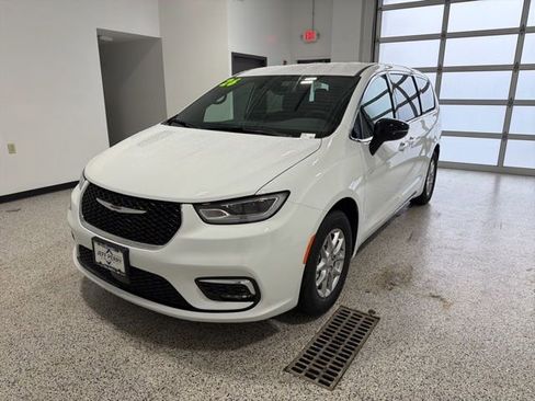 New 2026 Chrysler Pacifica Select image 22