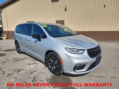 Used 2023 Chrysler Pacifica Limited w/ S Appearance Package