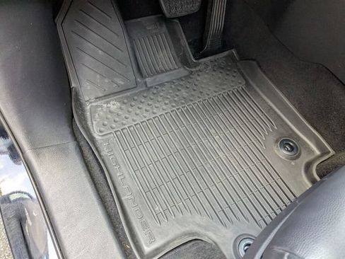 Used 2022 Toyota Highlander XLE FWD image 31