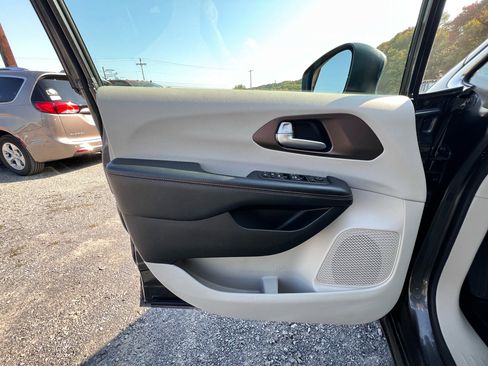 Used 2017 Chrysler Pacifica Touring Plus w/ Tire & Wheel Group image 20