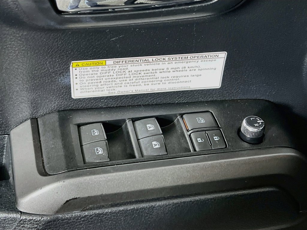 Used 2018 Toyota Tacoma TRD Off-Road w/ Technology Package AWD/4WD image 17