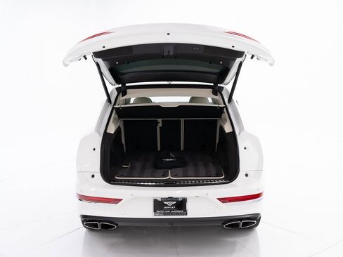 Used 2024 Bentley Bentayga V8 image 44