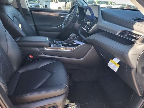 New 2026 Toyota Highlander Platinum image 21
