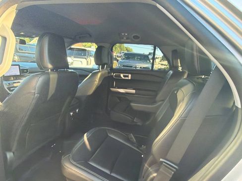 Used 2022 Ford Explorer XLT w/ Equipment Group 202A AWD/4WD image 9