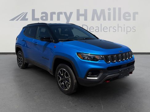 Used 2025 Jeep Compass Trailhawk AWD/4WD image 7