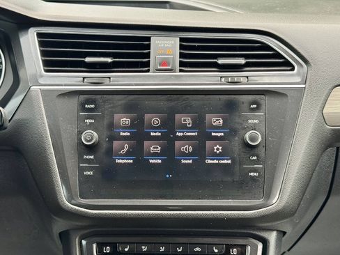 Used 2018 Volkswagen Tiguan SE AWD/4WD image 24