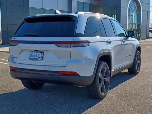 Used 2024 Jeep Grand Cherokee Altitude AWD/4WD image 4