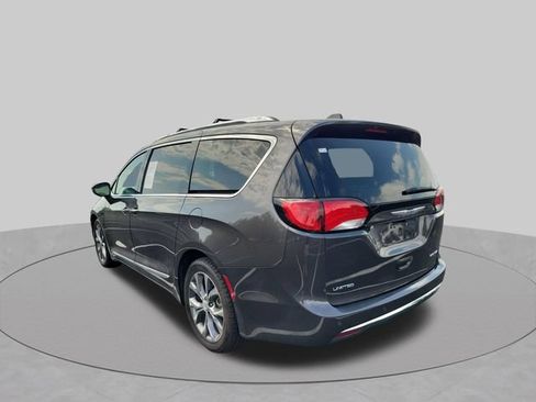Used 2018 Chrysler Pacifica Limited w/ Tire & Wheel Group FWD image 14
