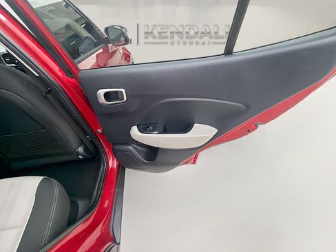 Used 2021 Hyundai Venue SEL FWD image 27