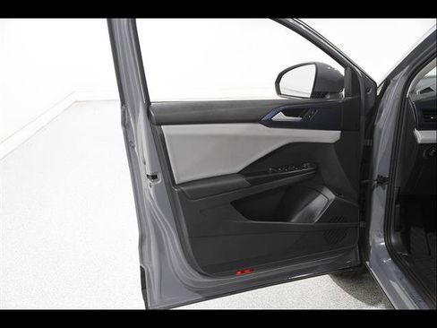 Certified 2022 Volkswagen Taos SE FWD image 4