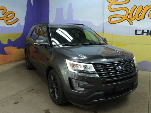 Used 2017 Ford Explorer XLT w/ XLT Technology Feature Bundle FWD image 2
